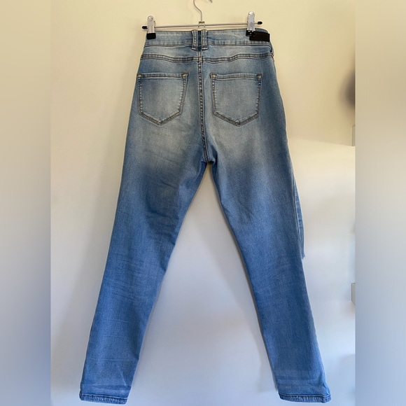 Light wash skinny jeans! Size 4 - Picture 3 of 4